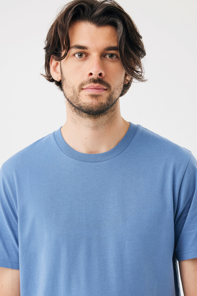Portrait d’homme en t-shirt bleu uni
