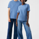 Deux modèles en t-shirts bleus et jeans