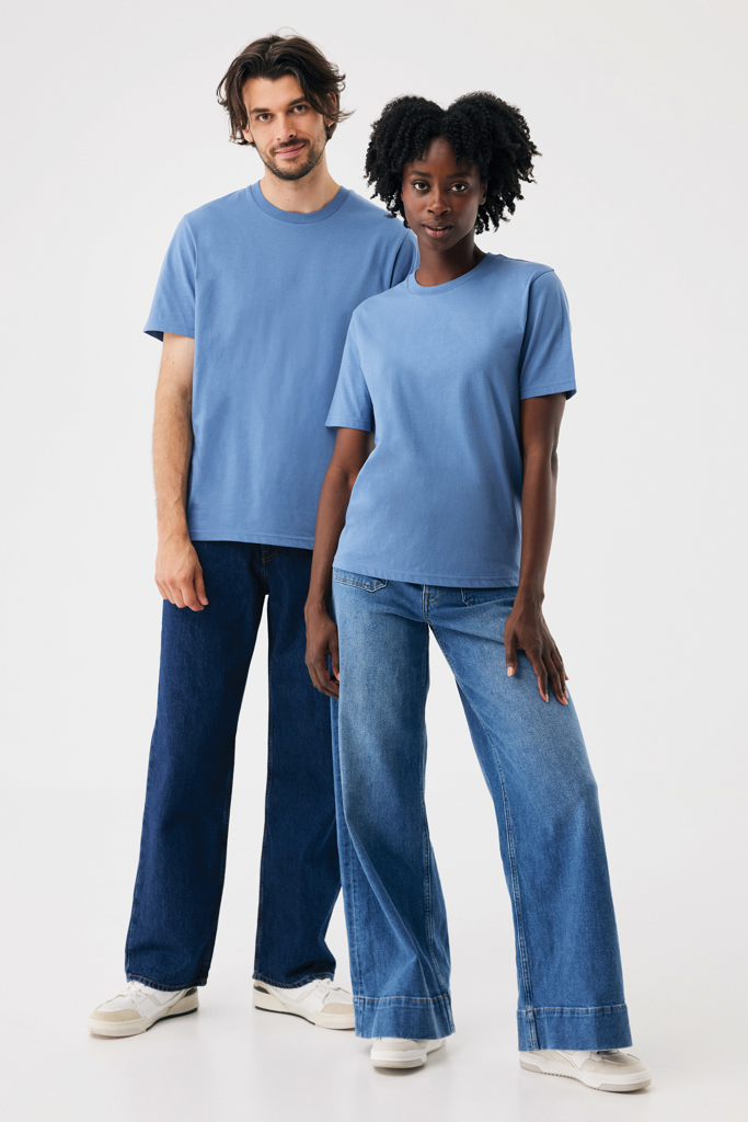 Deux modèles en t-shirts bleus et jeans