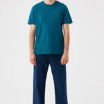Homme en t-shirt vert et jean bleu