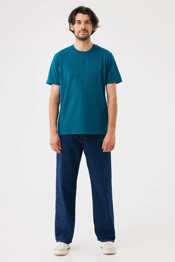 Homme en t-shirt vert et jean bleu