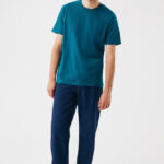 Homme souriant en t-shirt bleu et jean
