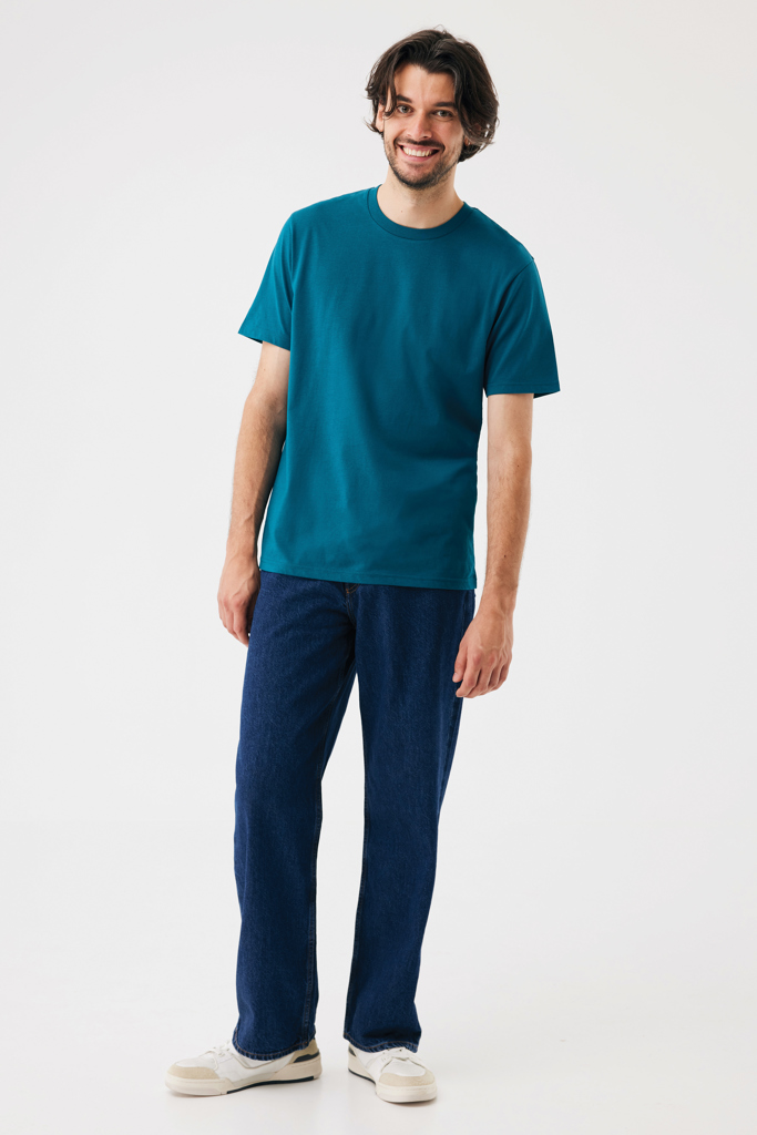 Homme souriant en t-shirt bleu et jean