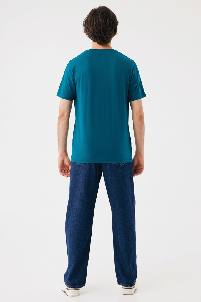 Homme de dos en t-shirt bleu pétrole