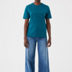 Femme en t-shirt vert et jean large