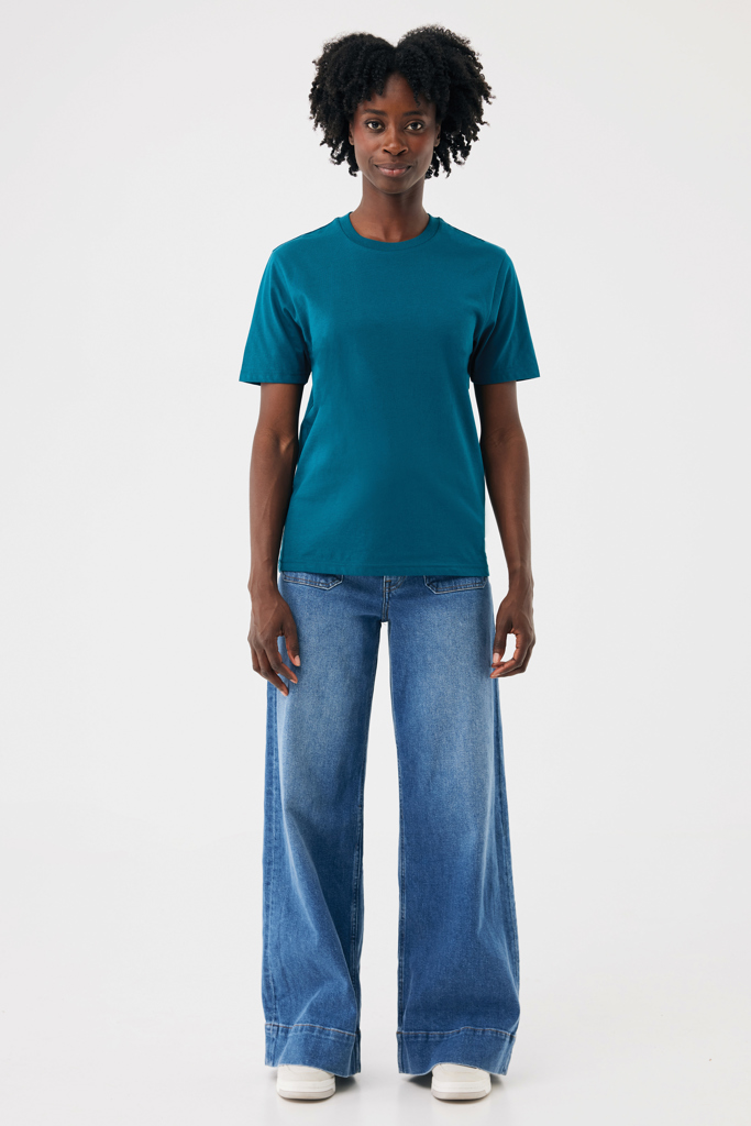 Femme en t-shirt vert et jean large
