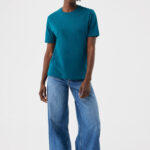 Femme en t-shirt vert et jean large