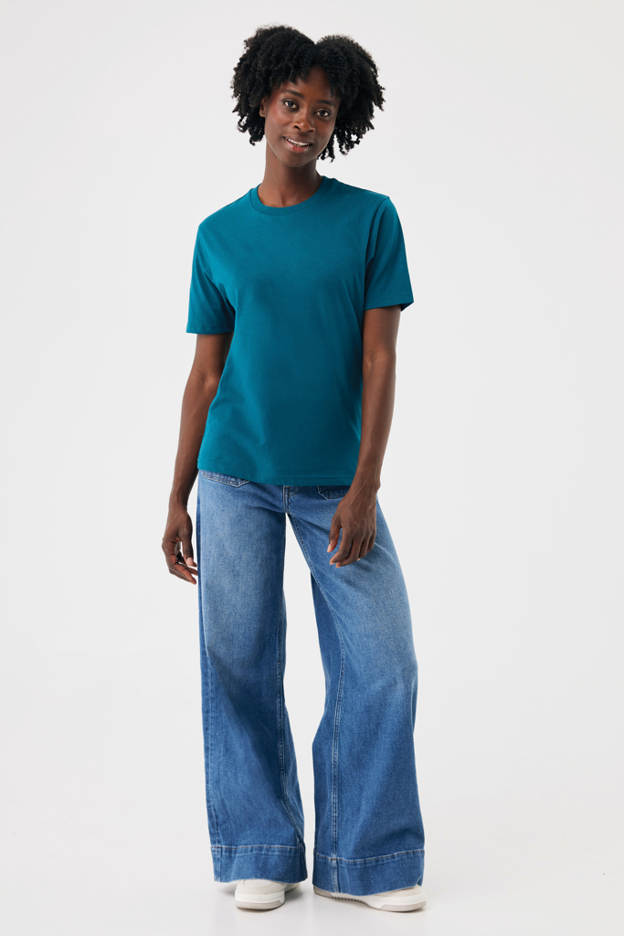 Femme en t-shirt vert et jean large
