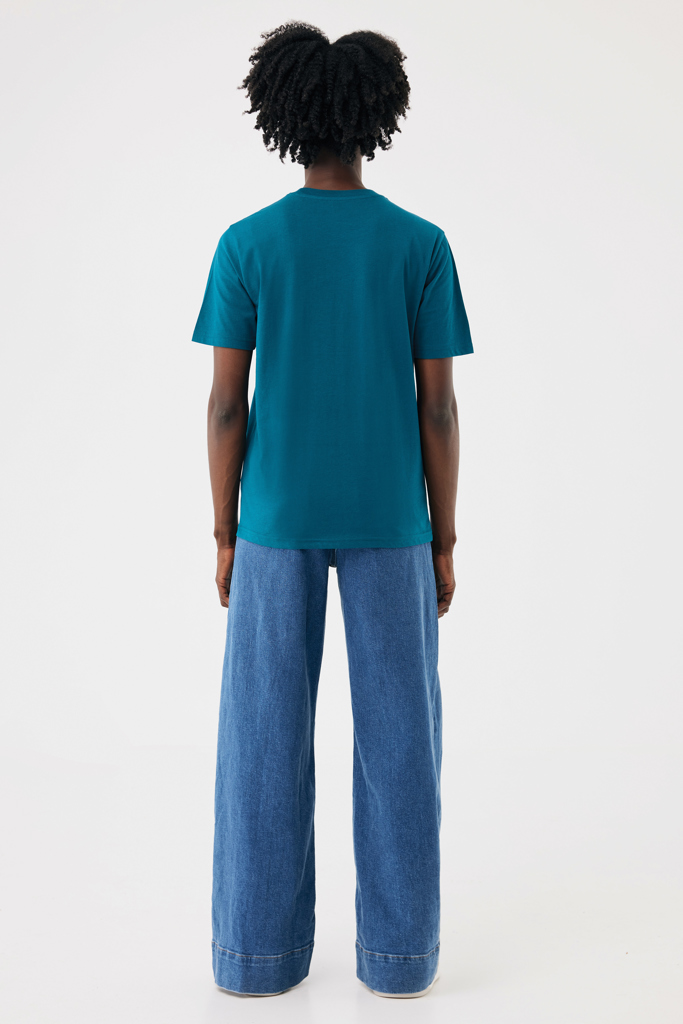 Vue arrière d’une personne en t-shirt vert canard