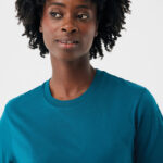 Portrait d’une femme aux cheveux bouclés en t-shirt vert