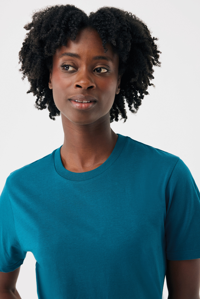 Portrait d’une femme aux cheveux bouclés en t-shirt vert