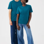 Deux personnes en t-shirts teal et jeans