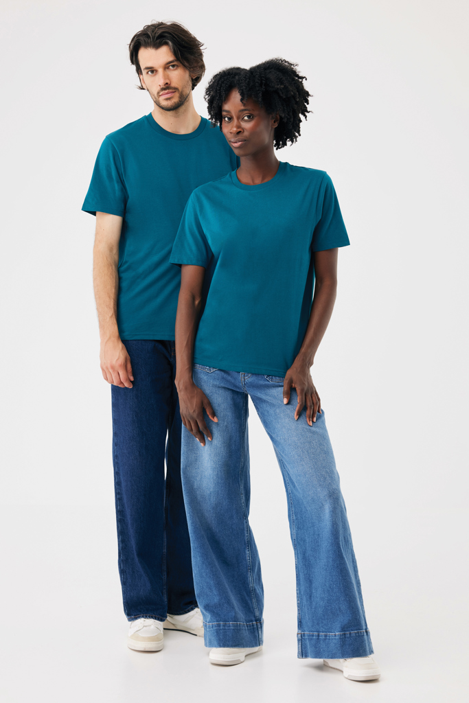 Deux personnes en t-shirts teal et jeans