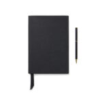 Carnet noir avec stylo assorti sur fond blanc