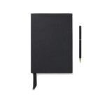Carnet noir avec stylo sur fond blanc