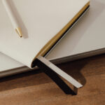 Carnet élégant avec stylo sur bureau en bois