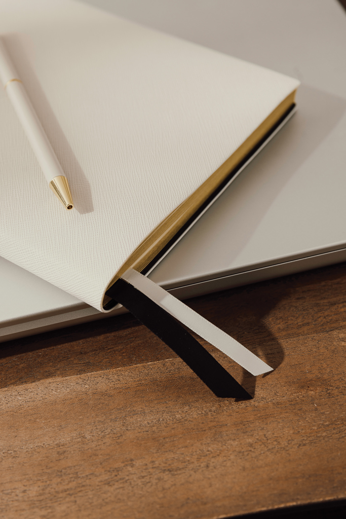 Carnet élégant avec stylo sur bureau en bois