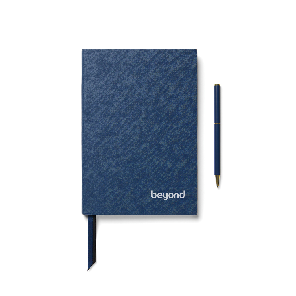 Carnet bleu avec stylo assorti sur fond blanc