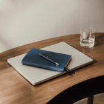 Ordinateur portable et carnet sur bureau en bois
