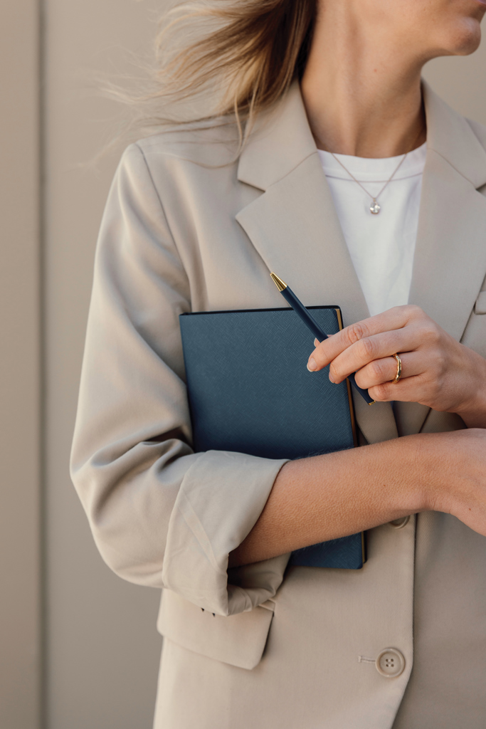 Femme élégante tenant carnet et stylo